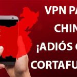 mano alzando celular con la silueta del mapa de china sobre fondo rojo